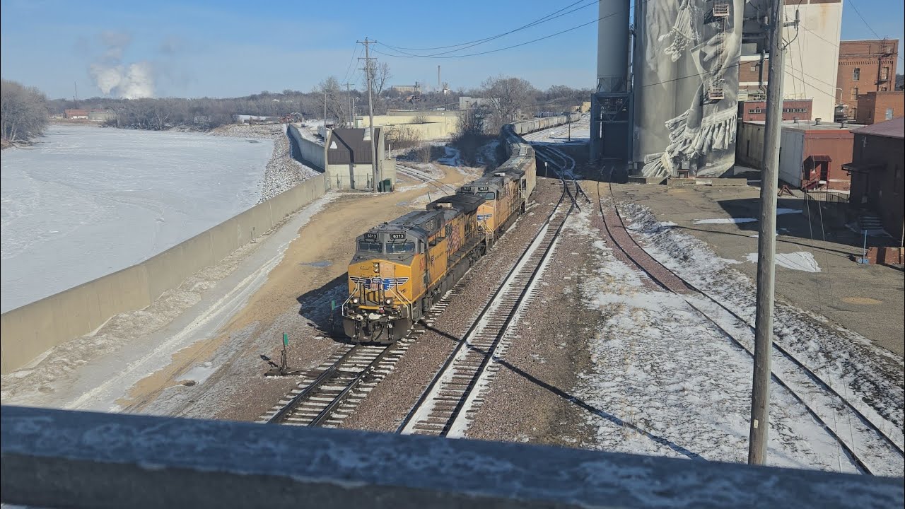 Southbound UP manifest under Veterans Memorial Bridge, Mankato, MN (January 26, 2026)