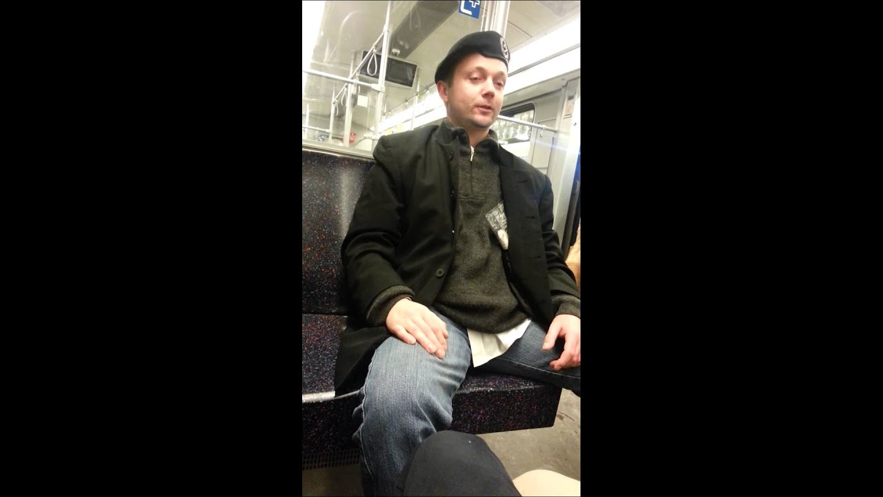 Betrunkener Mann in U-bahn Berlin