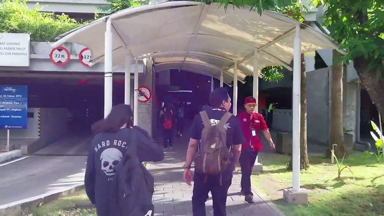 Jalan kaki dari parkir motor / titik ojek online ke Arrival / Departure International Ariport Bali