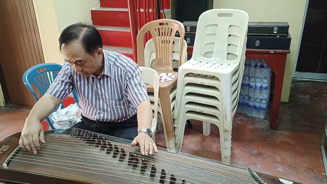 感谢旅泰古筝演奏家郭云翔老师莅临传艺，亲献一曲《禅院钟声》。谢谢！