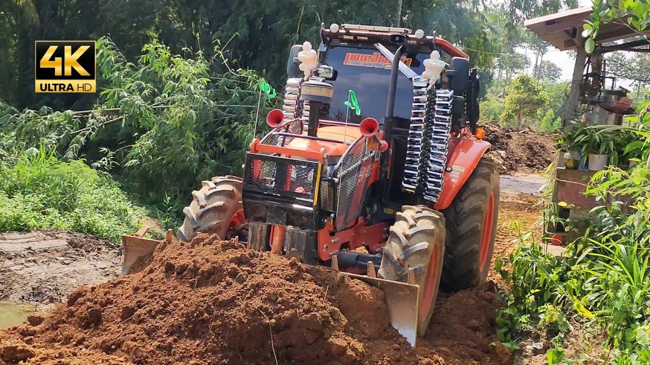 งานมาตรฐาน 🚜🚜🚜 รถไถ KUBOTA M108S ปั้นคันดินริมสระน้ำเสียวๆเหมือนกัน จับคู่รถบด INGERSOLL-RAND SD100D