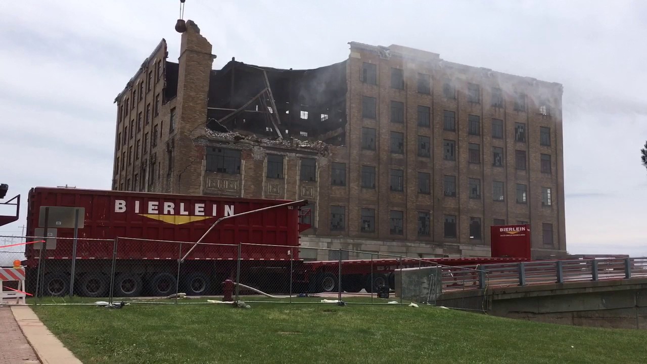 Demolition begins on crumbling building in downtown Saginaw.