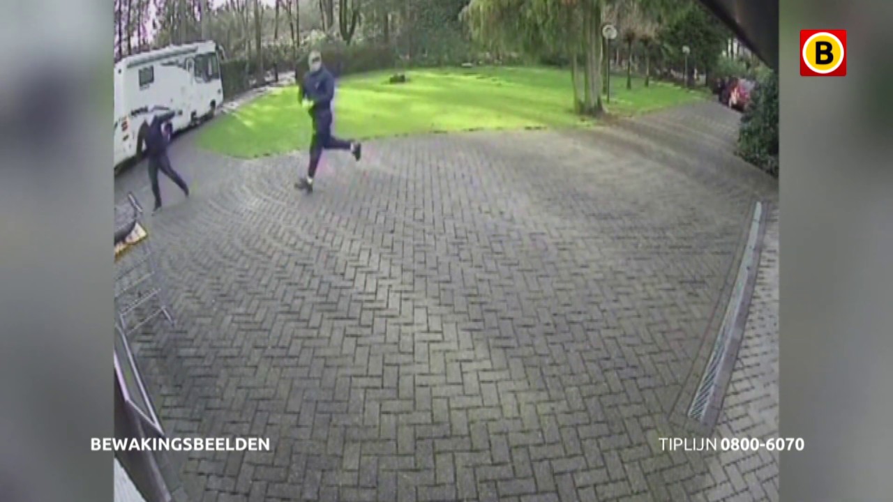 Wie herkent deze vijf inbrekers bij een huis in Steensel?