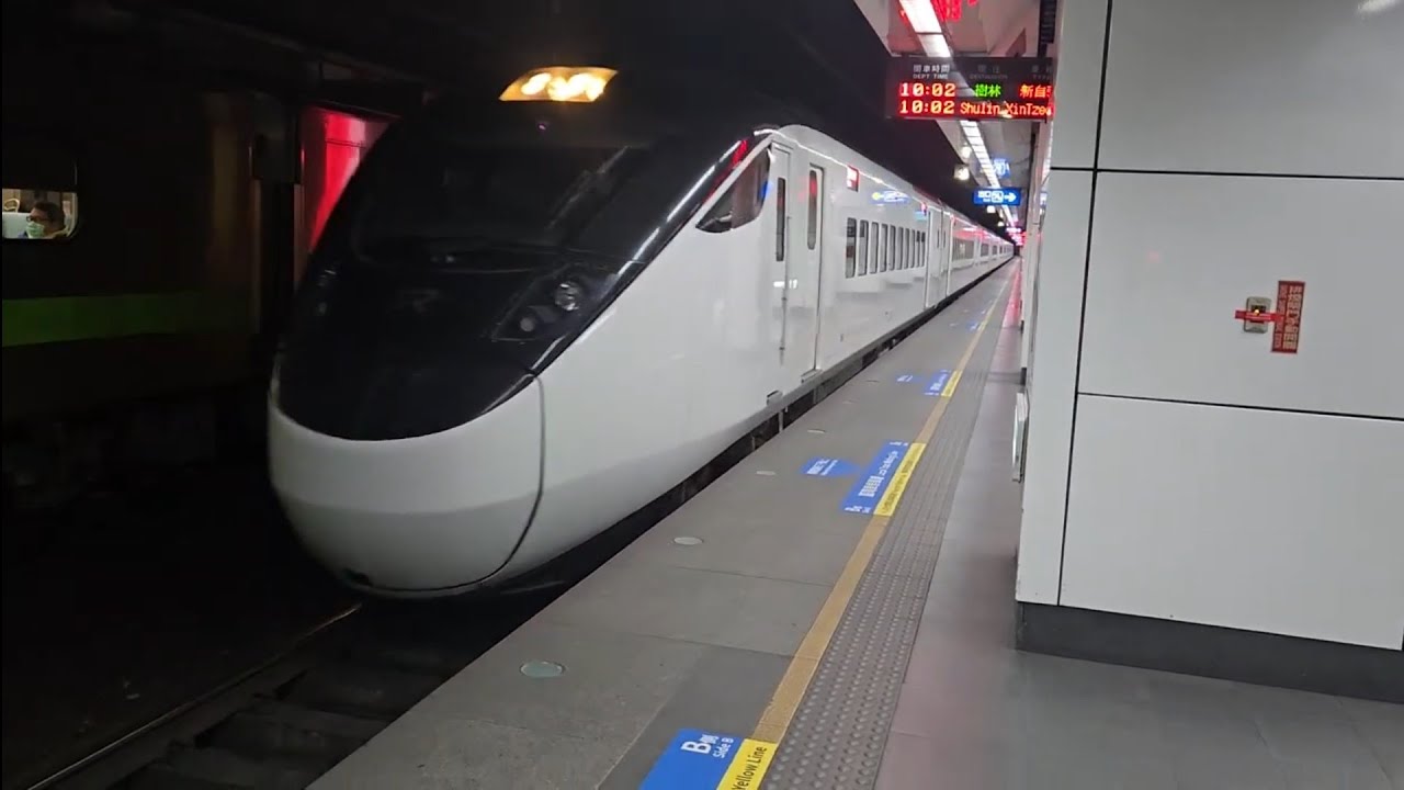 1148次苗栗發車經由山線開往基隆的銀綠色微笑號EMU900型十輛一編組EMU939區間車，和207次壽豐發車經由北迴線開往樹林的EMU3000型十二輛編組3013皮蛋豆腐騰雲號紅色帶新城際自強號列車