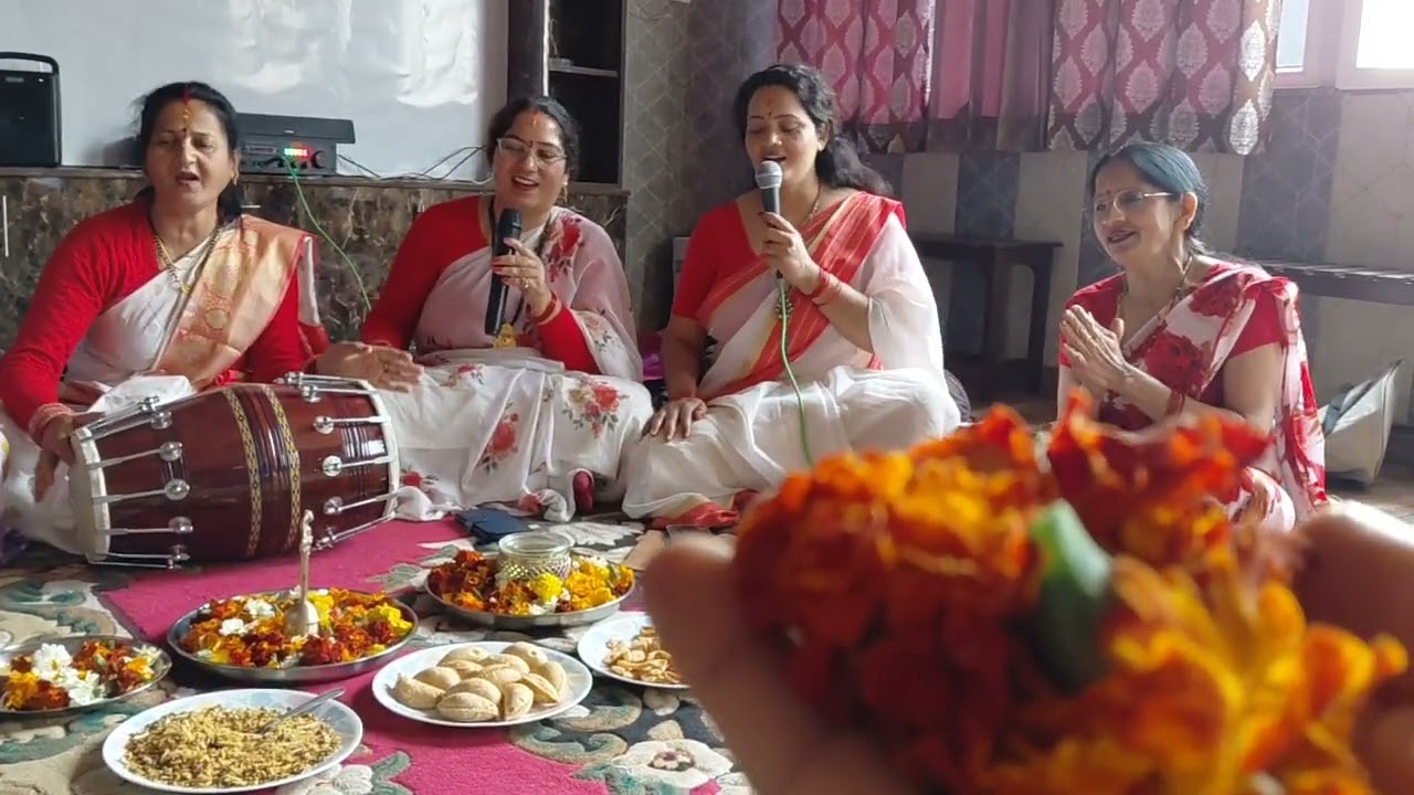 होली  फागुन  रंग  भर लायो  री