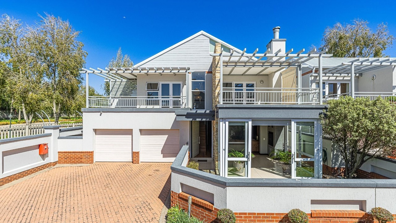 3 Bedrooms Golf estate house for sale in Ebotse Golf Estate | Pam Golding Properties