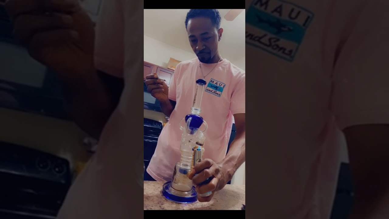 Watch Captain Kush dab & deflate his lungs!!! LOL