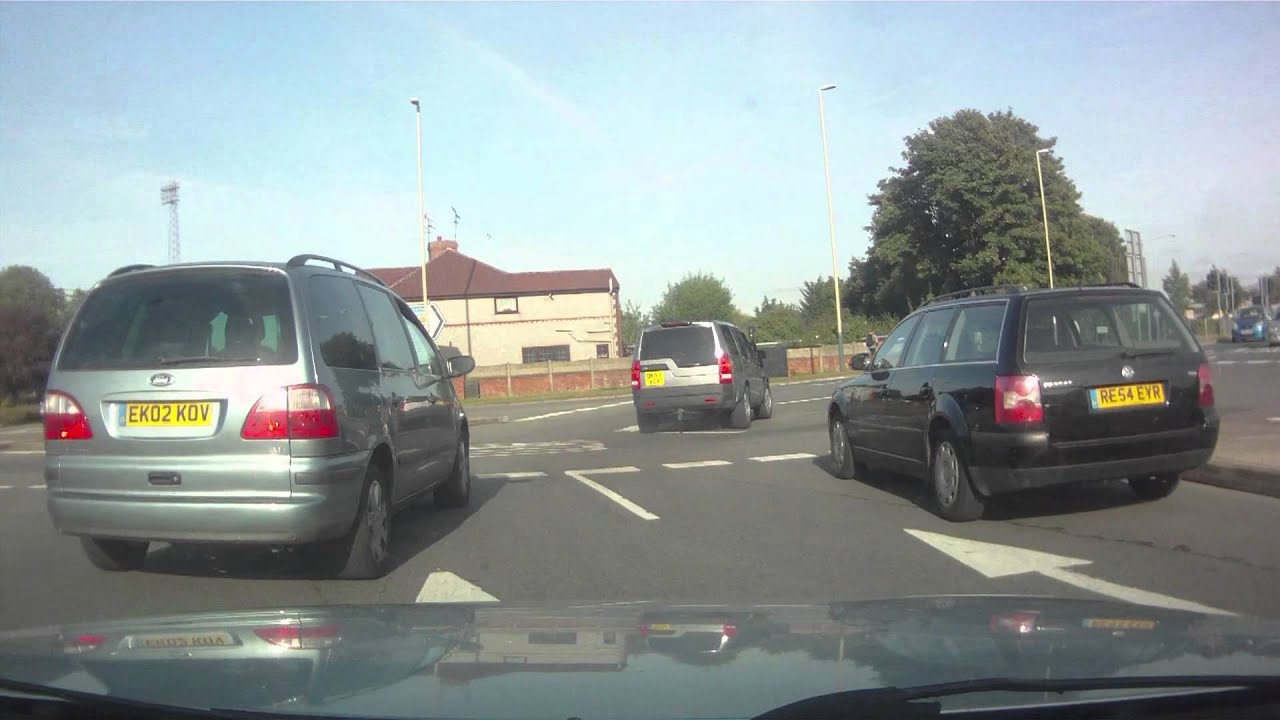 A Drive Around the Magic Roundabout in Swindon (HD)