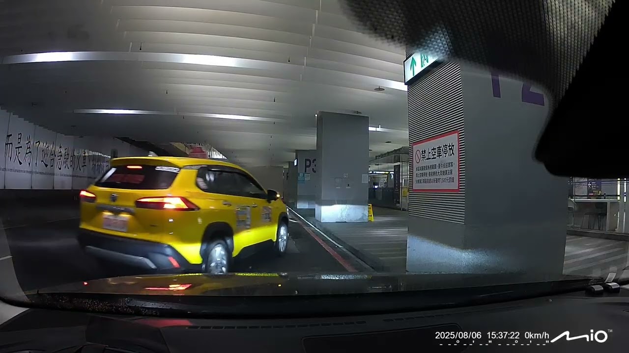 桃園機捷A1台北車站臨停接送區 車道入口 KISS & RIDE 桃園機場捷運 預辦登機大廳 (Mio 行車紀錄器 R850D)