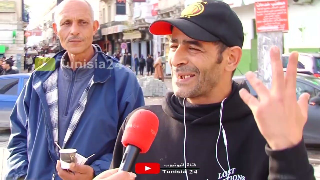 عينيه بدموع وهو يحكي على سعيد: مكشخ أما نحب الرئيس أكثر..خرجنا من ظلام للنور..أنقذنا من ذئاب وضبوعة!