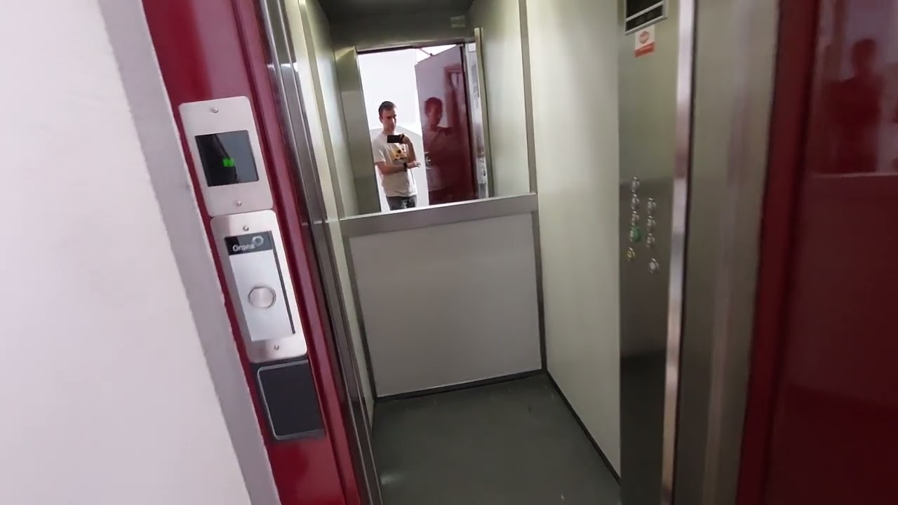 Orona lift in a 6 story in Cambrils (system Mod)