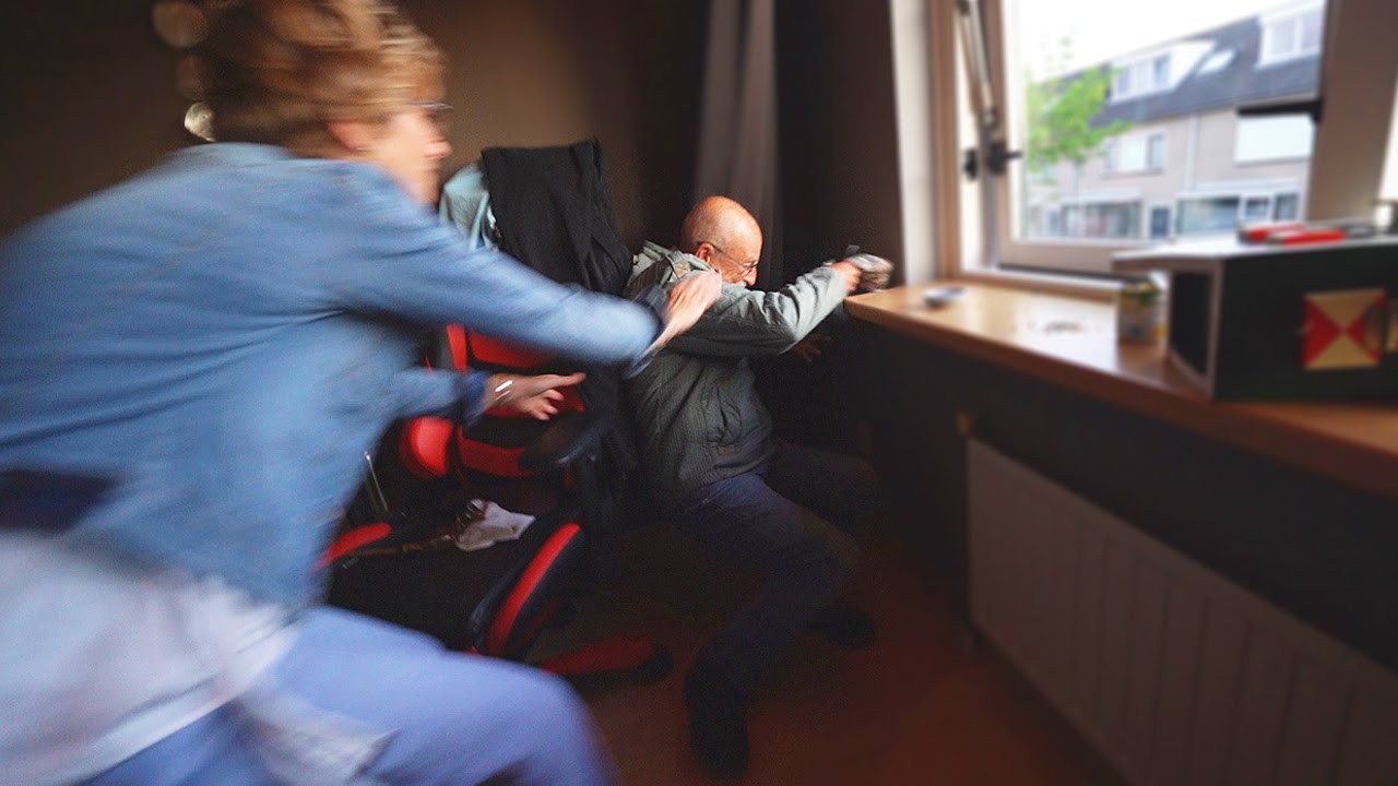 PANIEK! OPA VALT HARD!