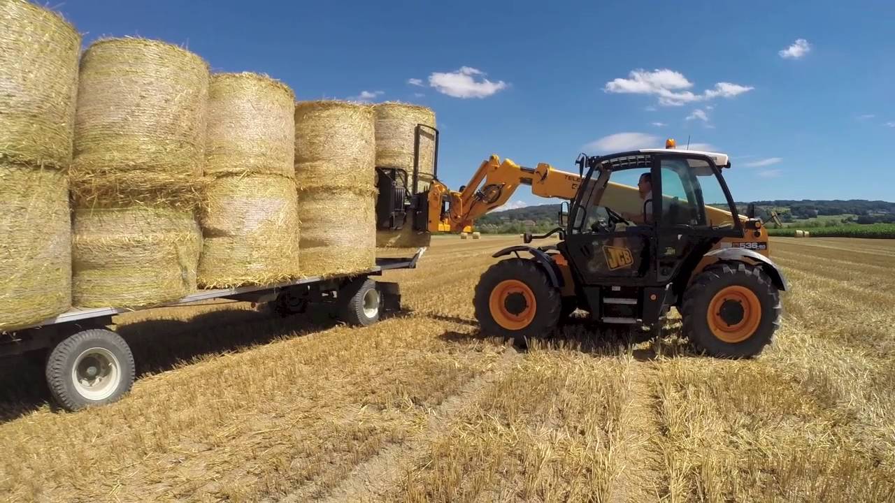 Chargement paille été 2016 avec JCB 536.60 et pince Riman