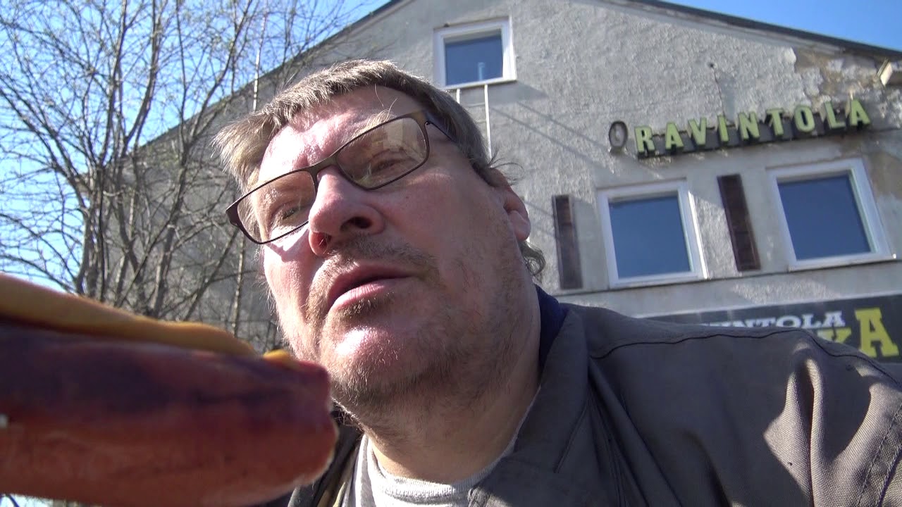 GRILLIHERKKUJA HUHTIKUUSSA TERASSILLA