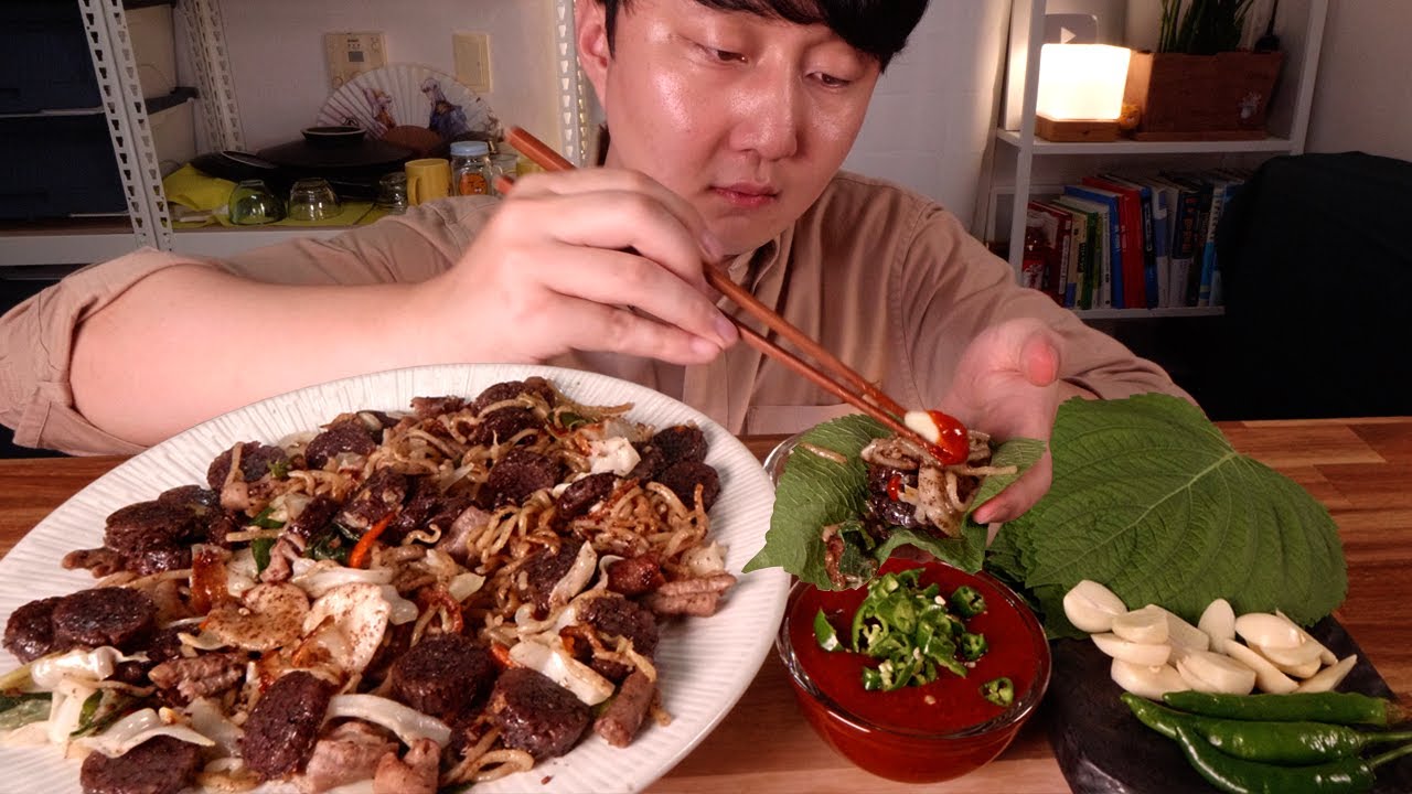 [Rooftop Mukbang] корейская колбаса, обжаренная на сковороде (звук ест) ASMR / PRUMIR