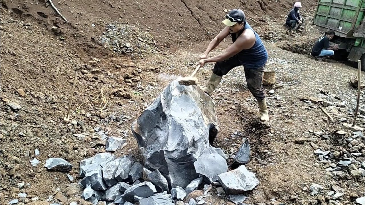 Dengan semangat pantang menyerah,, lek Tris mengerjakan membelah batu besar