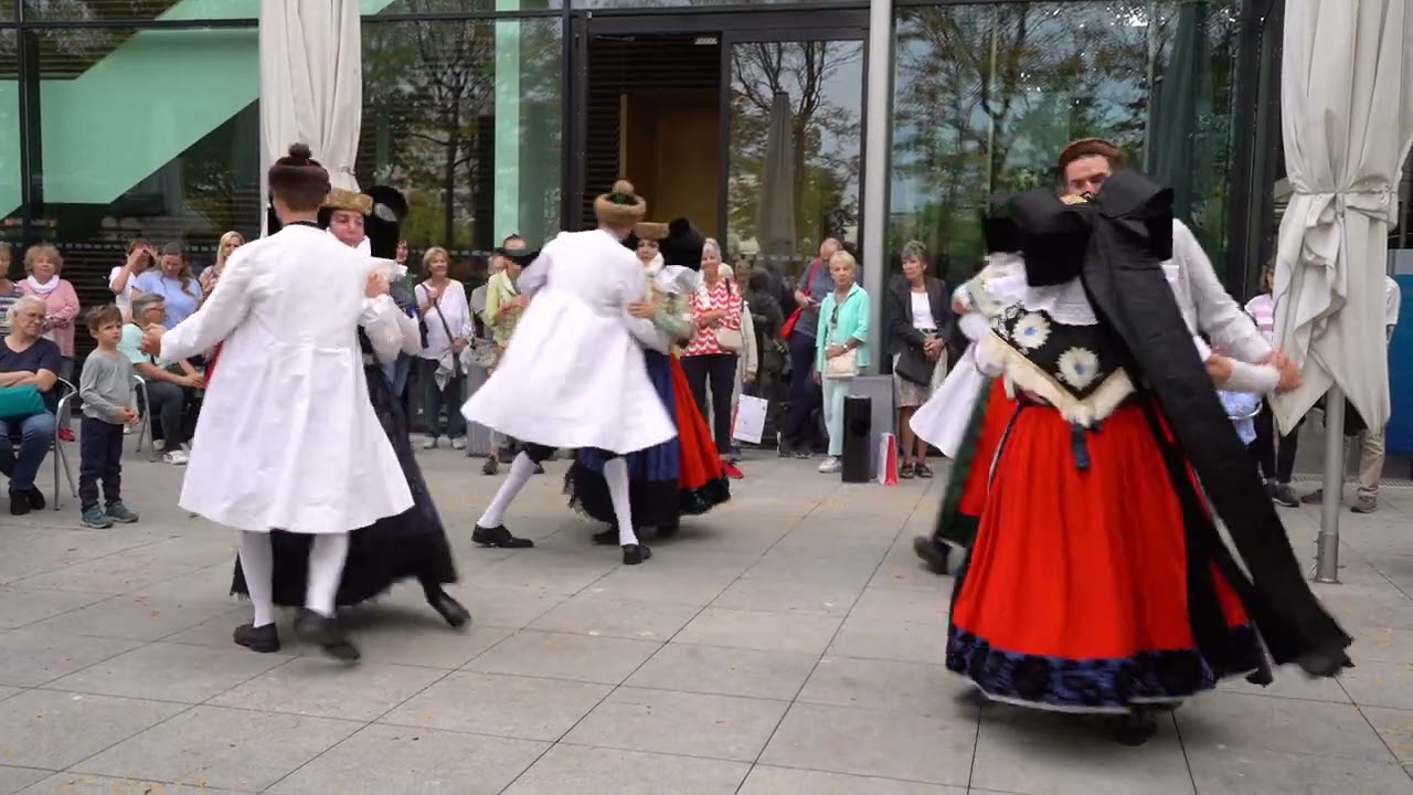 Tanz in Bückeburger Festtagstracht 3.10.2023 Tag der offenen Tür Niedersächsische Landesvertretung 3