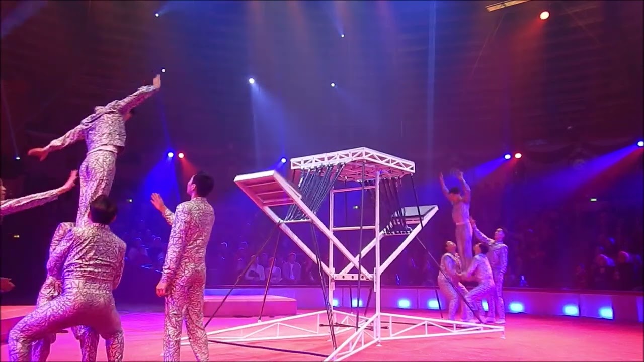 Premiere im  Circus Krone: &bdquo;ICH. DU. WIR. neue Winterspielzeit  in M&uuml;nchen 2025-2026Teil 3-14