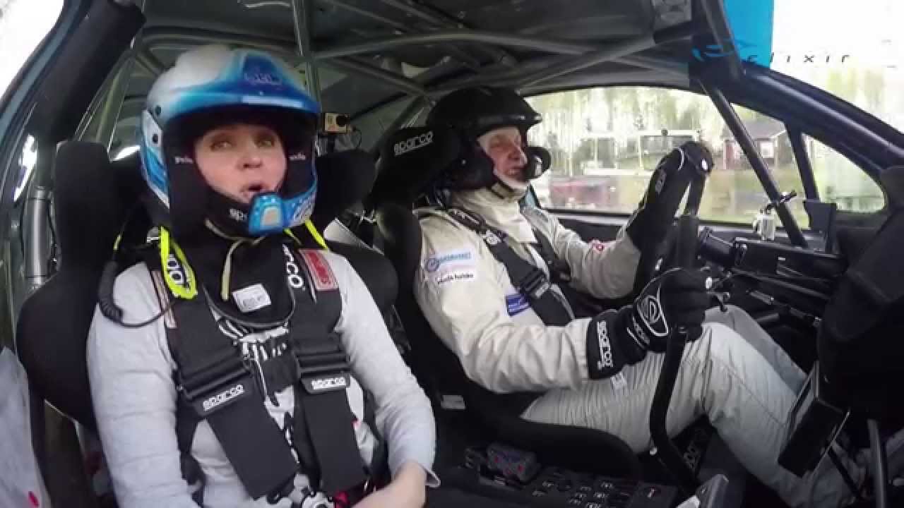 Karoliina Blackburn ralliauton kyydissä