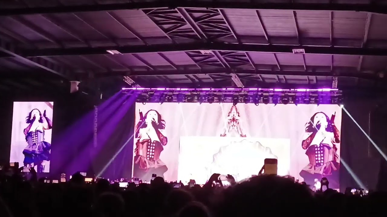 Mon Laferte en Guatemala - Pornocracia
