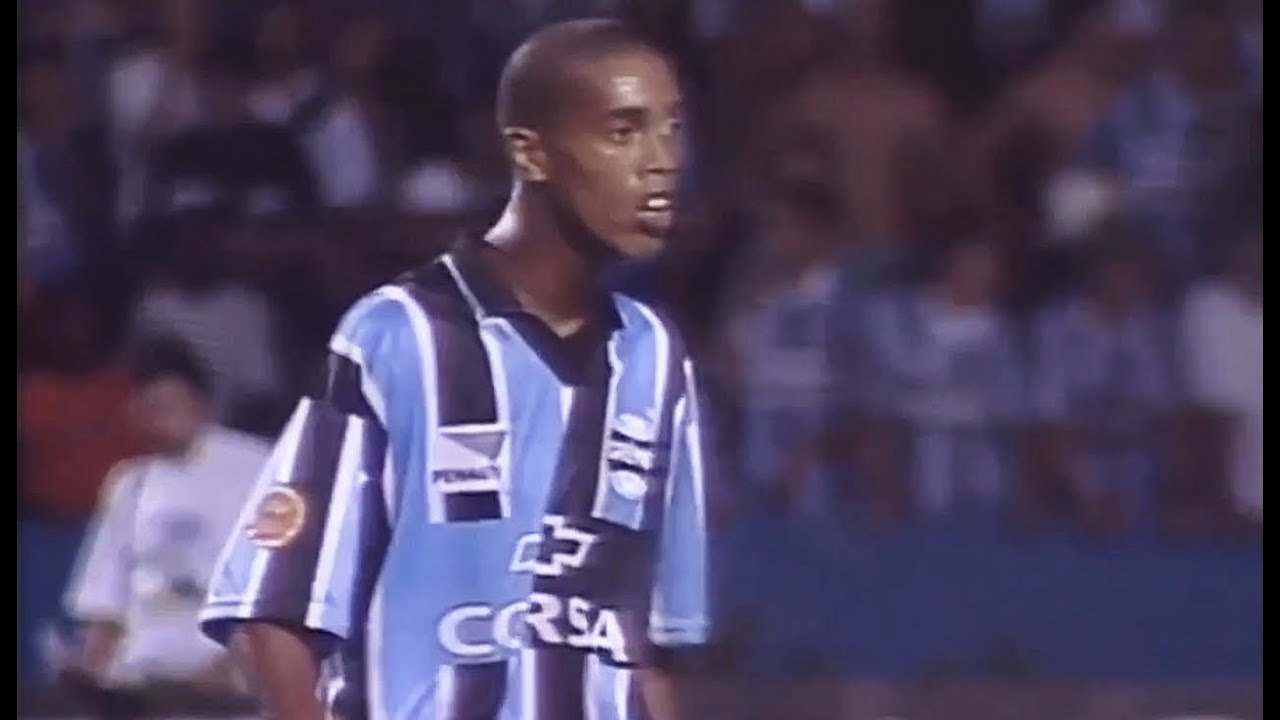 ESTRÉIA DE RONALDINHO GAÚCHO COMO PROFISSIONAL AOS 17 ANOS - 04/03/1998