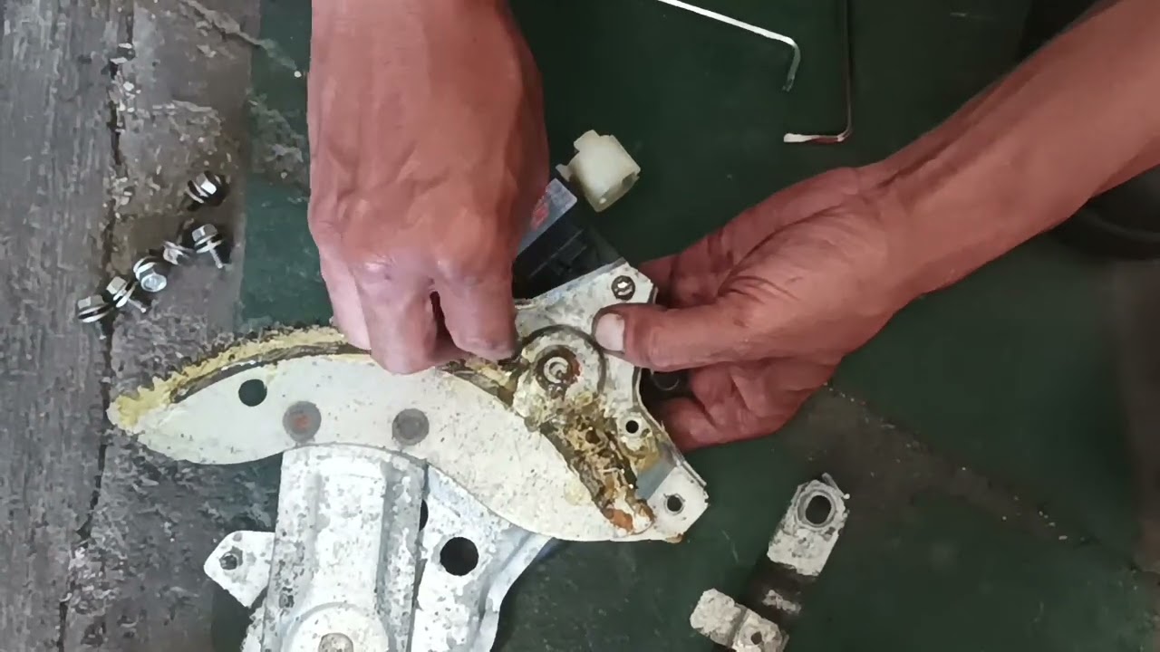 Cara penggantian motor Power window depan kanan avanza