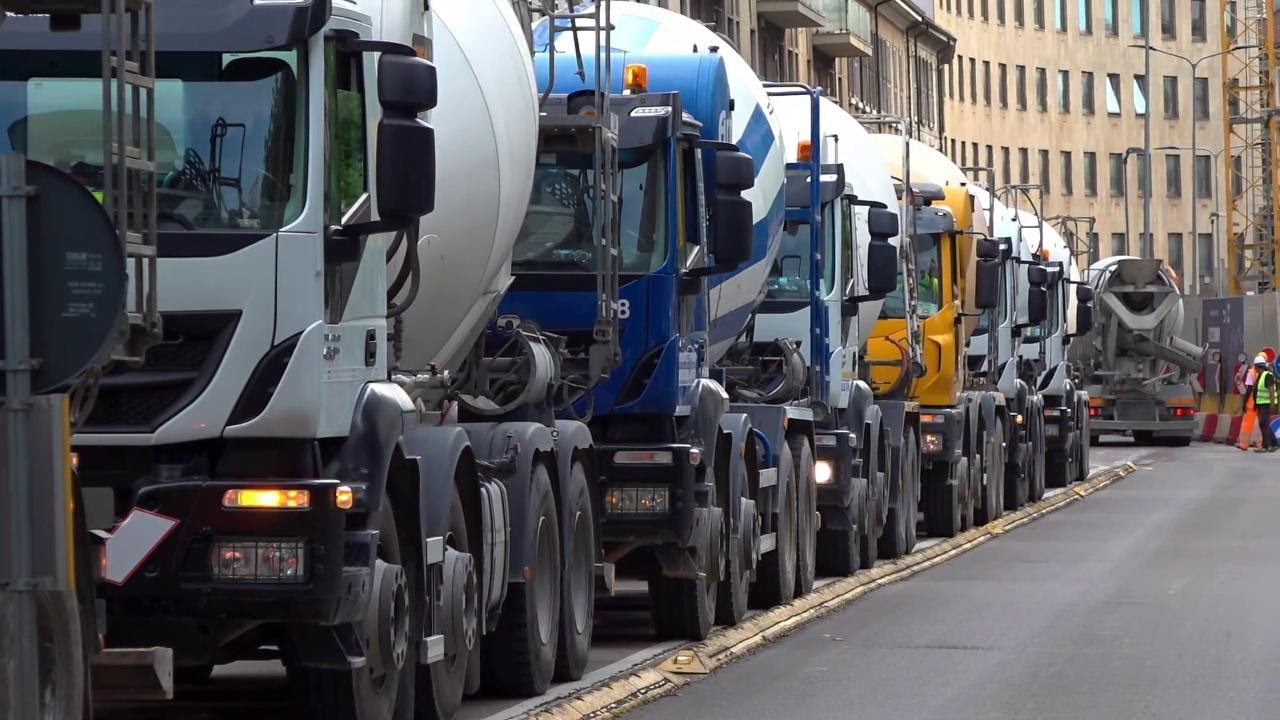 Voragine in via Santa Sofia: arriva una colonna di betoniere per ricoprirla