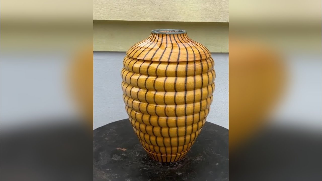 木匠在木工锯上展现惊人的螺旋造型技艺 木工车床技艺精湛，刀法精准，巧妙雕琢木材曲线，打磨出光滑纹理，展现手工艺术之美。