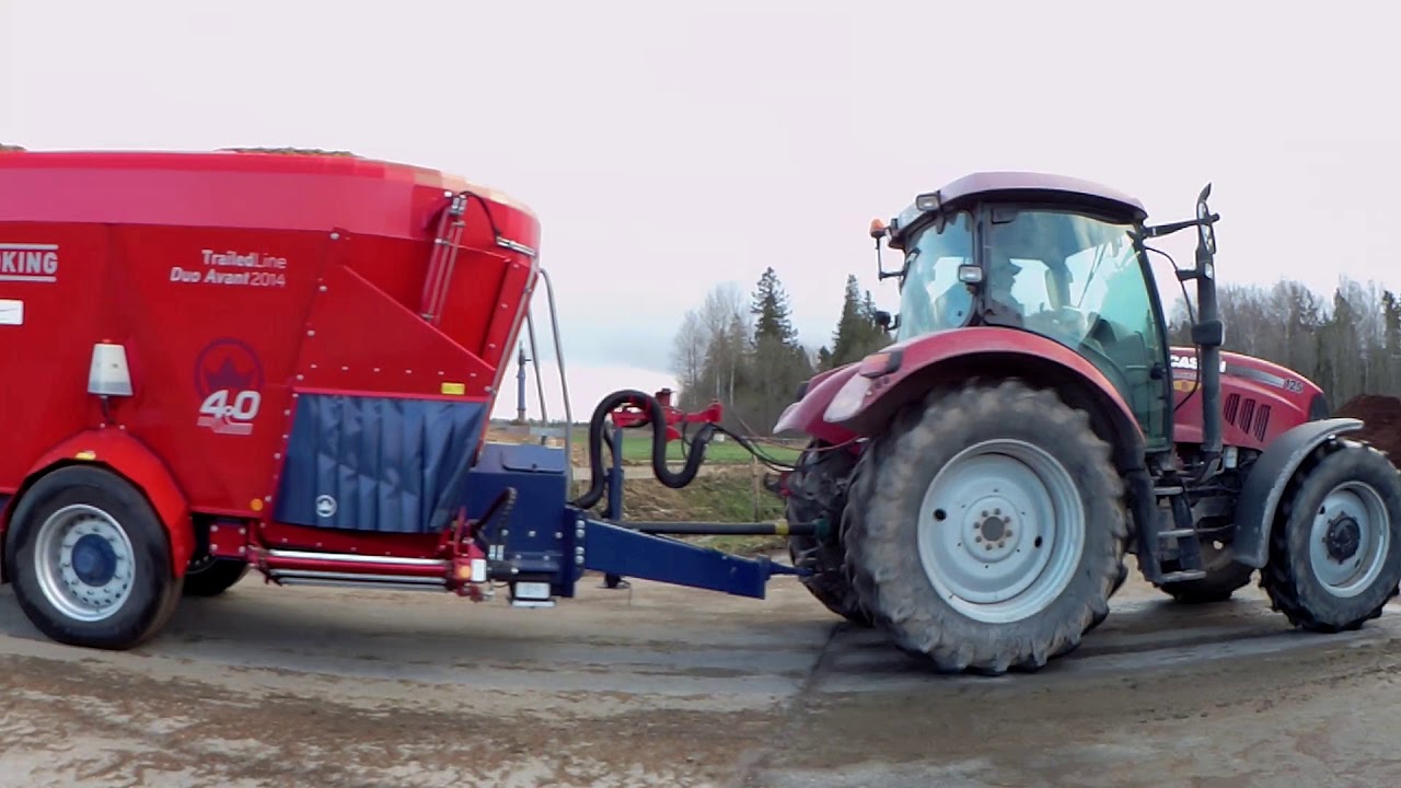 Case IH Maxxum and Siloking DUO Avant making TMR and feeding