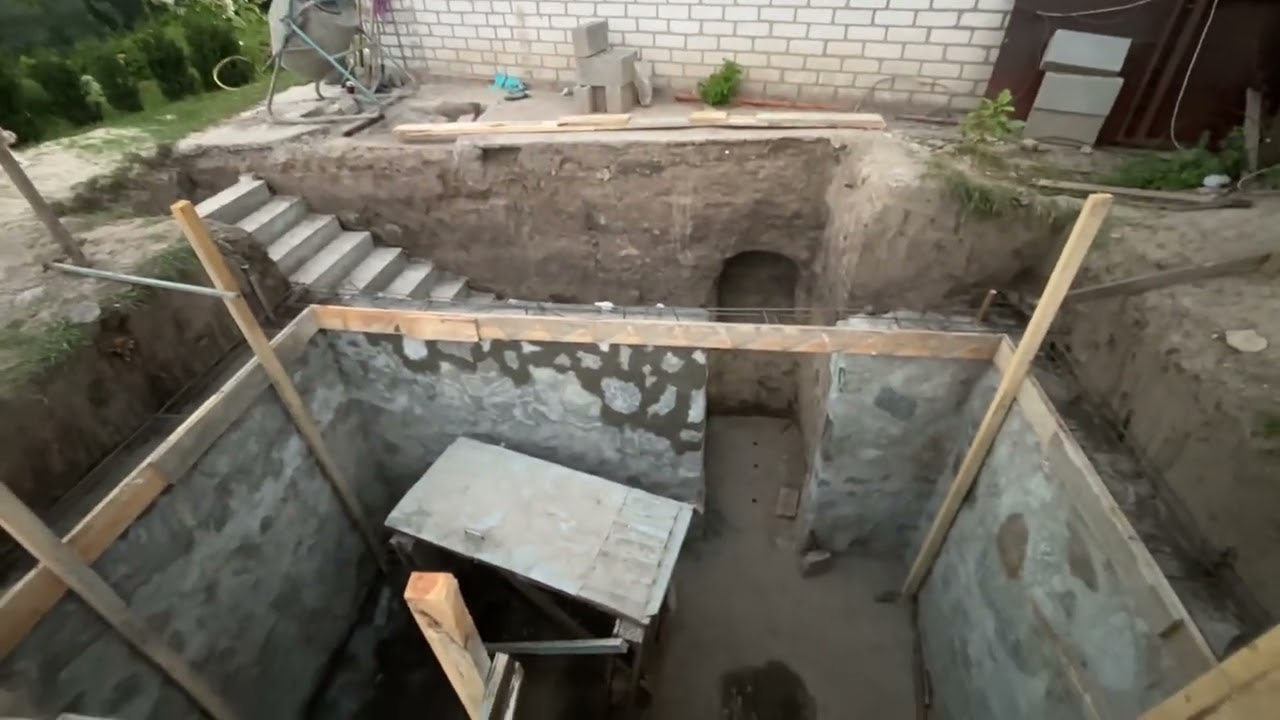 Бункер зі старого погреба. Доклали камʼяні стіни. Опалубка для армопояса. Огляд ями.