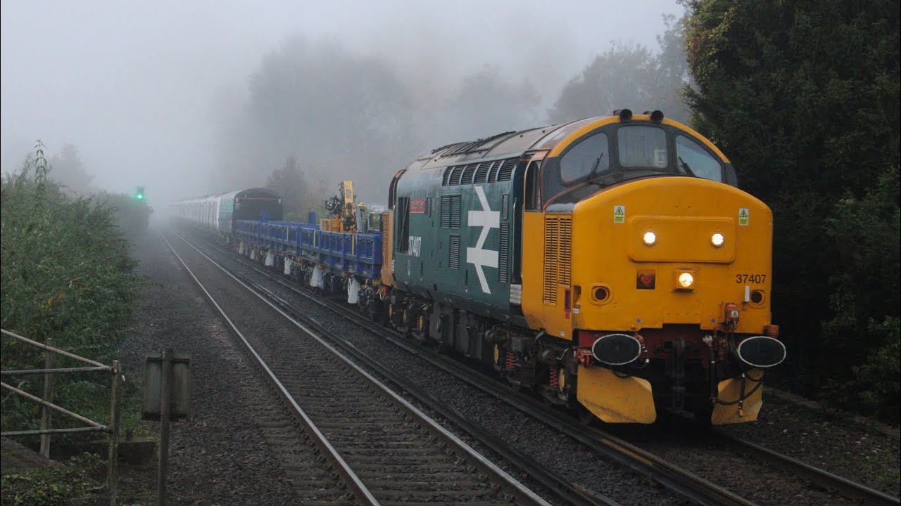 Europhoenix class 37 37407 struggles past Shawford working 7Q70 dragging 700106 18/10/2024