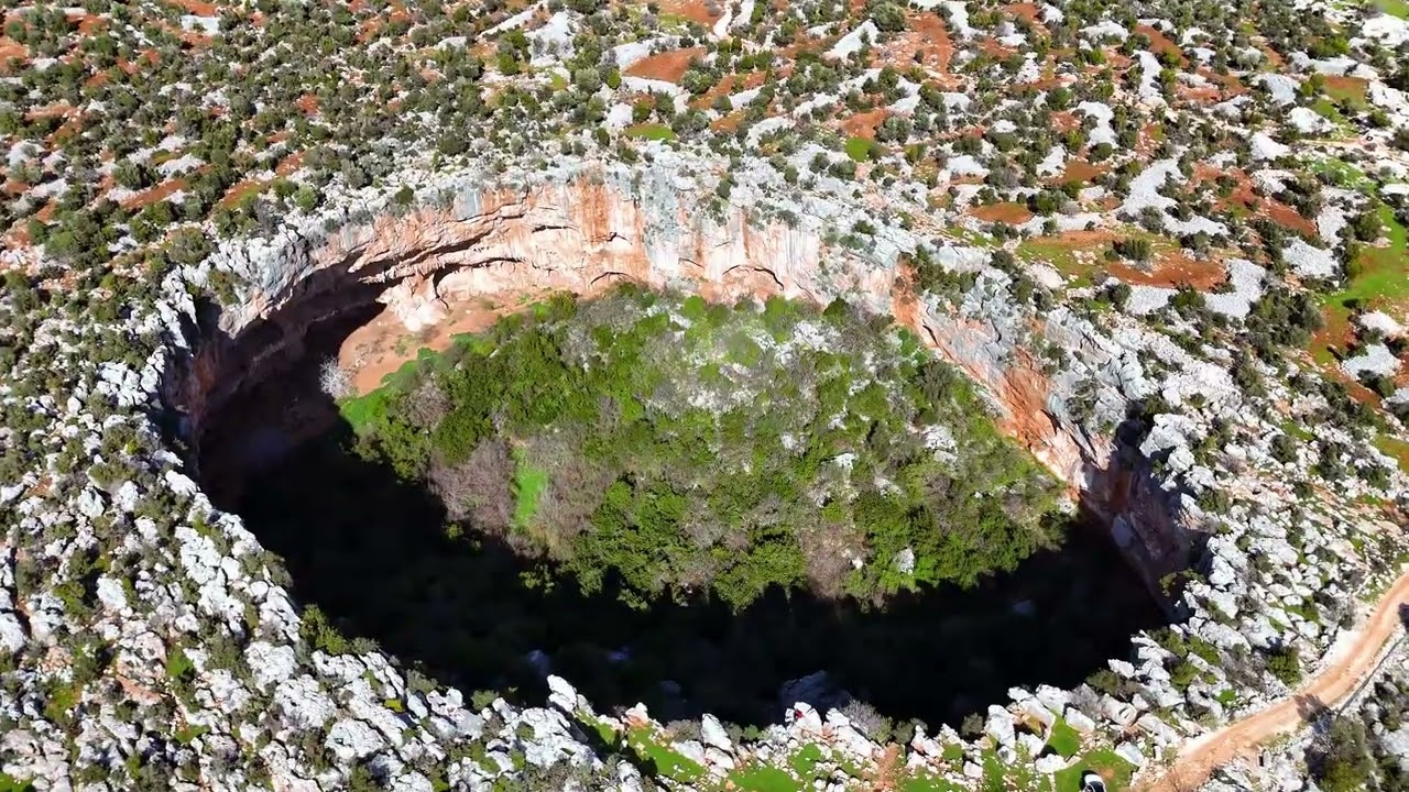 AŞAGI DÜNYA OBRUGU. The world below Myrtle.Silifke. Нижняя Земная Сфера