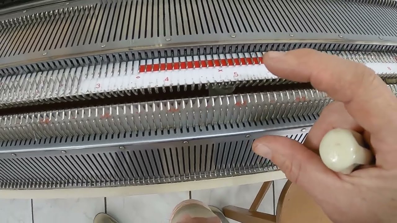 colocando a frontura de máquina de tricô