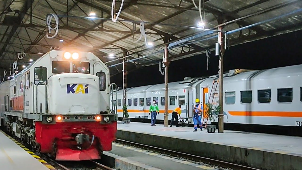 KERETA MALAM RAME KELUAR MASUK!! Penumpang Padati Stasiun Madiun Jelang Mudik Lebaran Idul Fitri