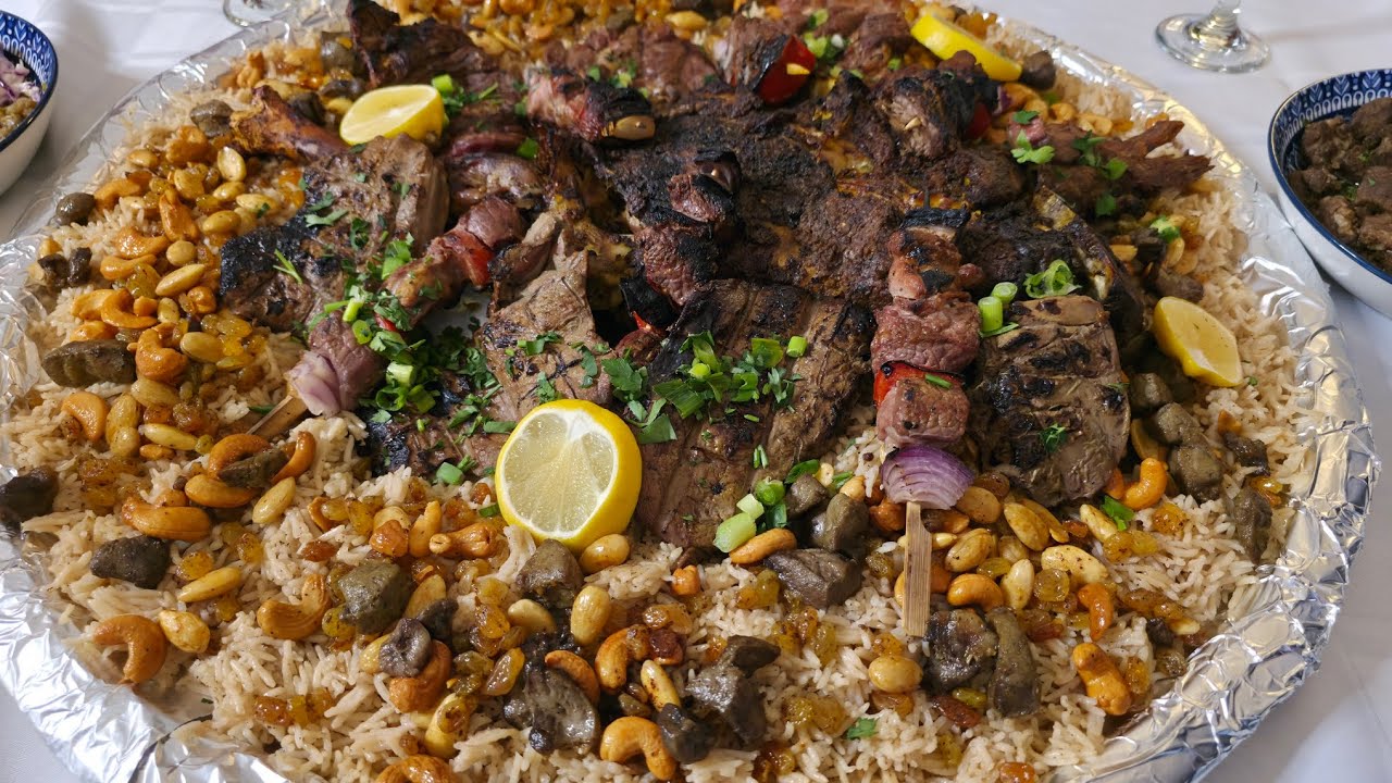 الأكلات اللي يحبوها الليبين رز بالخلطة والقلاية اللحم و الفخدة مهبزه هدو 3 اللي يرفعو هرمون السعادة🤤