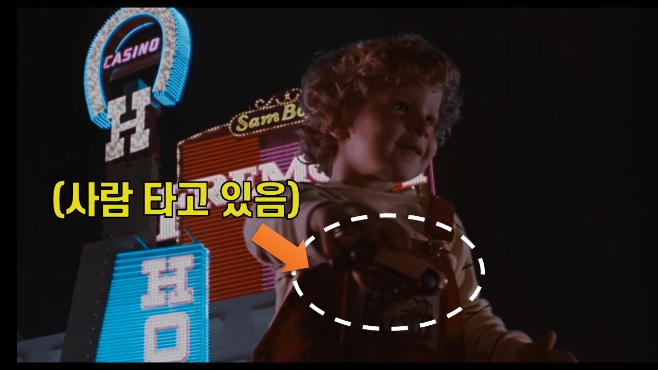 진짜 스포츠카를 장난감으로 가지고 노는 아이