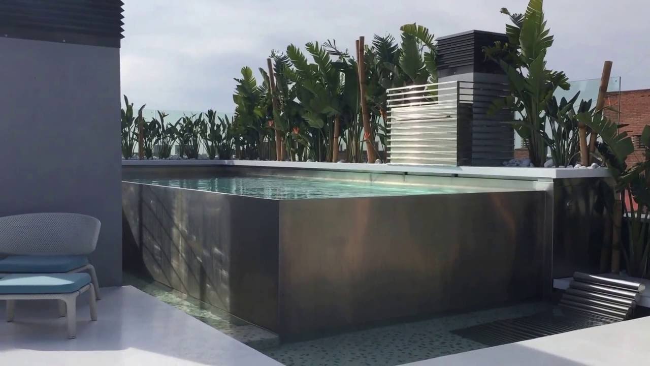 Piscina de acero inoxidable desbordante en terraza ático Barcelona