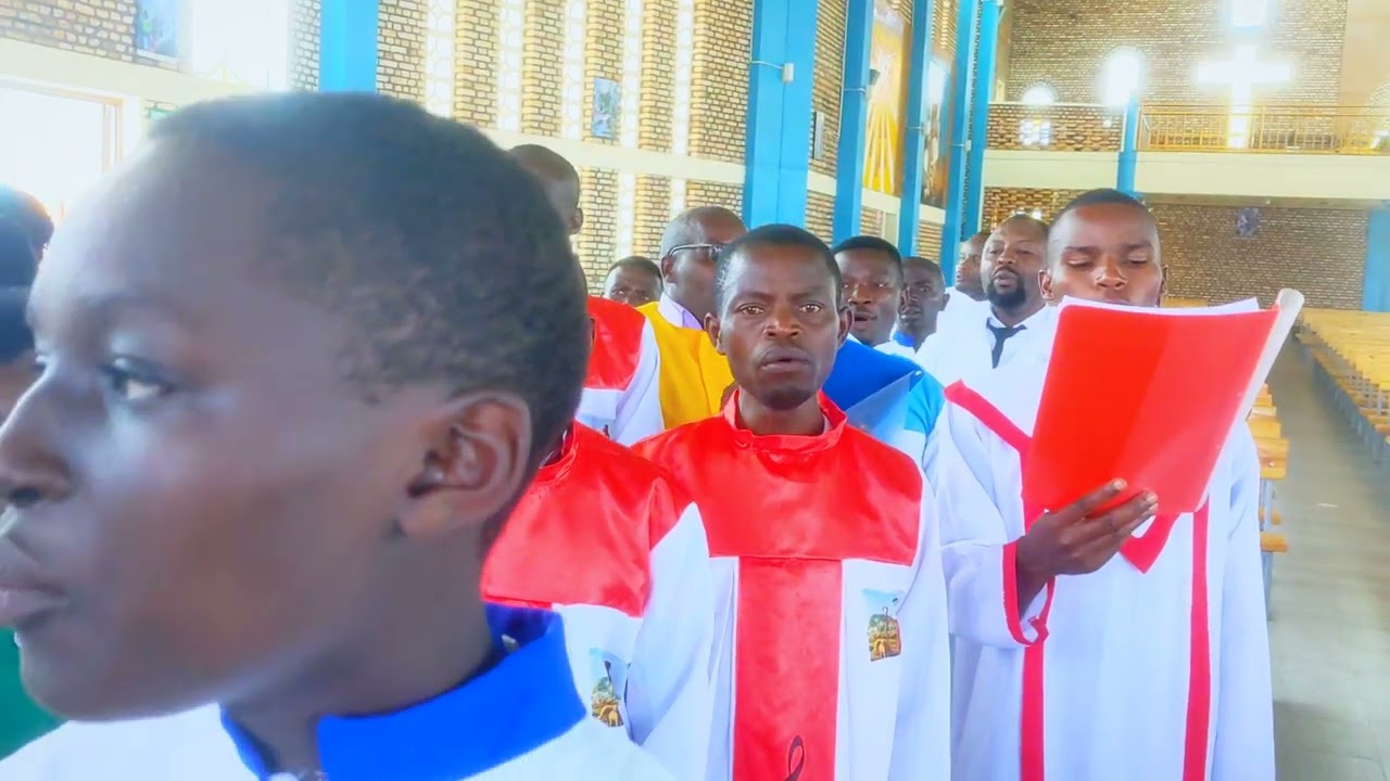 Ngiye gusingiza Nyiribiremwa  performed by Mpuzamakorari St Andre Gitarama 