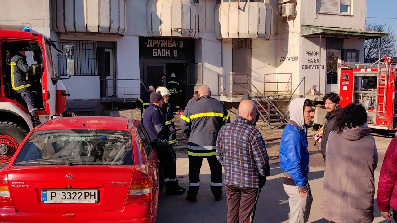 Мъж загина в пожар в Русе, огнеборец е обгазен