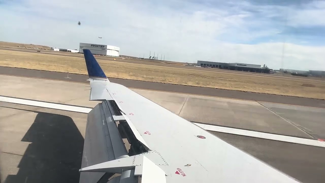 United Express (SkyWest) Mitsubishi CRJ-200 Landing in Denver (February 2026)