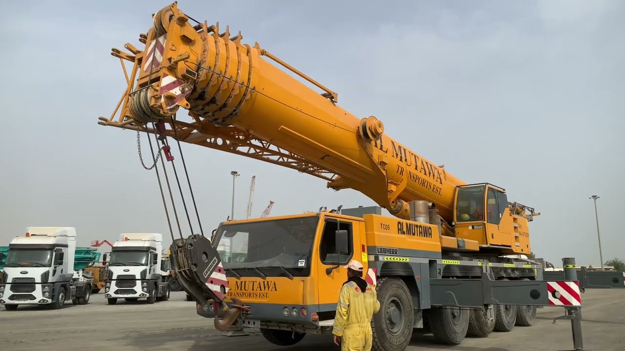 LIEBHERR LTM 1220/1 220 ton crane functionality test all the boom full extended, construction.