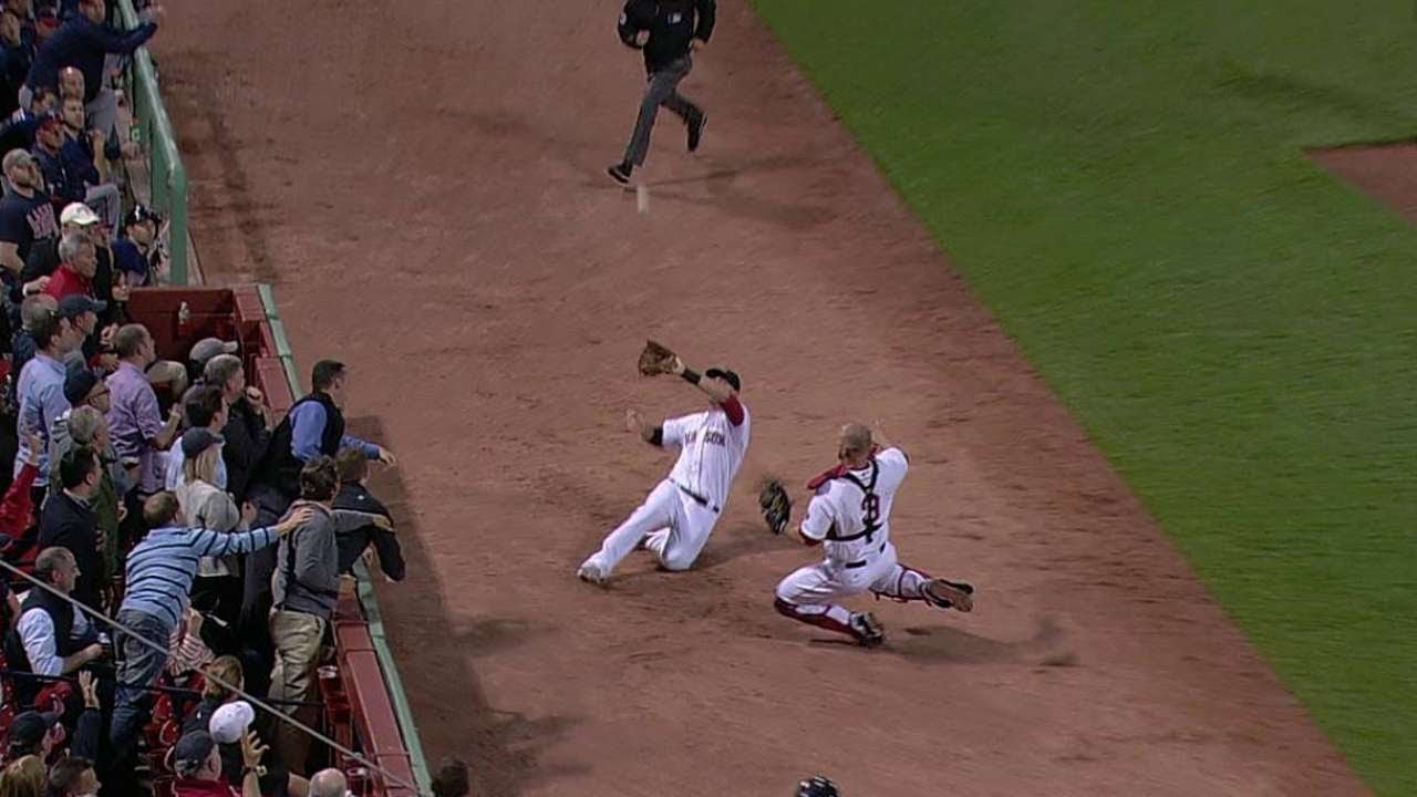 Middlebrooks makes sliding grab on foul ball