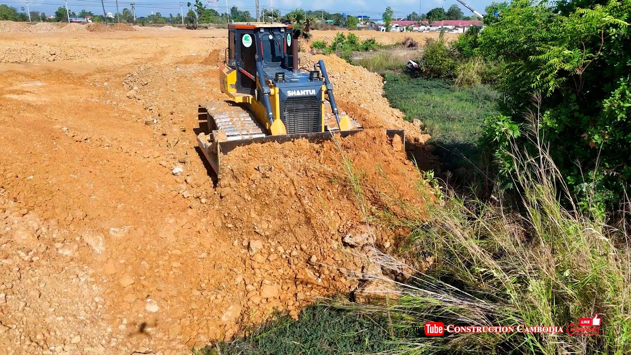 Skill Powered Shantui Bulldozer Pushing Soil Speedy Land Leveling, Cutting Edge Bulldozer Technology