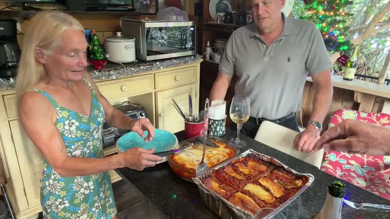 Рождественский ужин и гость в Tiki Hut, Бойнтон-Бич, Флорида.