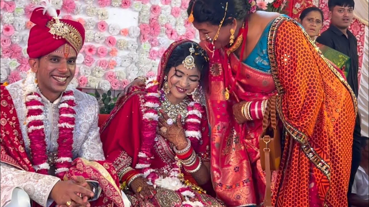जयमाला के समय ब्योली के साथ कॉमेडी हो गई , बरजी भी हंसने लगे 😂😂
