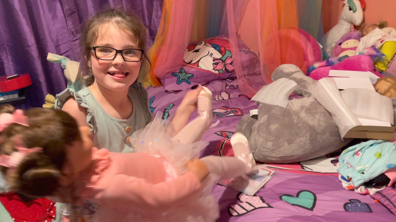 Opening of the Ashton Drake Masterpiece doll Laura