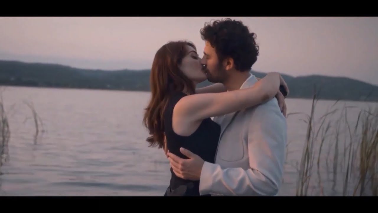 Esra bilgic new hot kiss scene in netflix drama