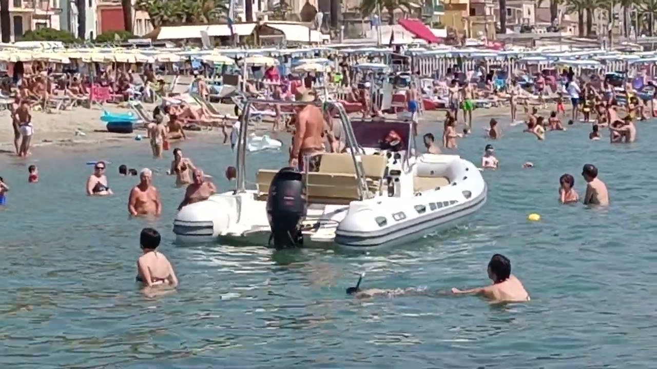 Novità a Ceriale: Una piccola imbarcazione e il sogno di un'estate italiana indimenticabile!