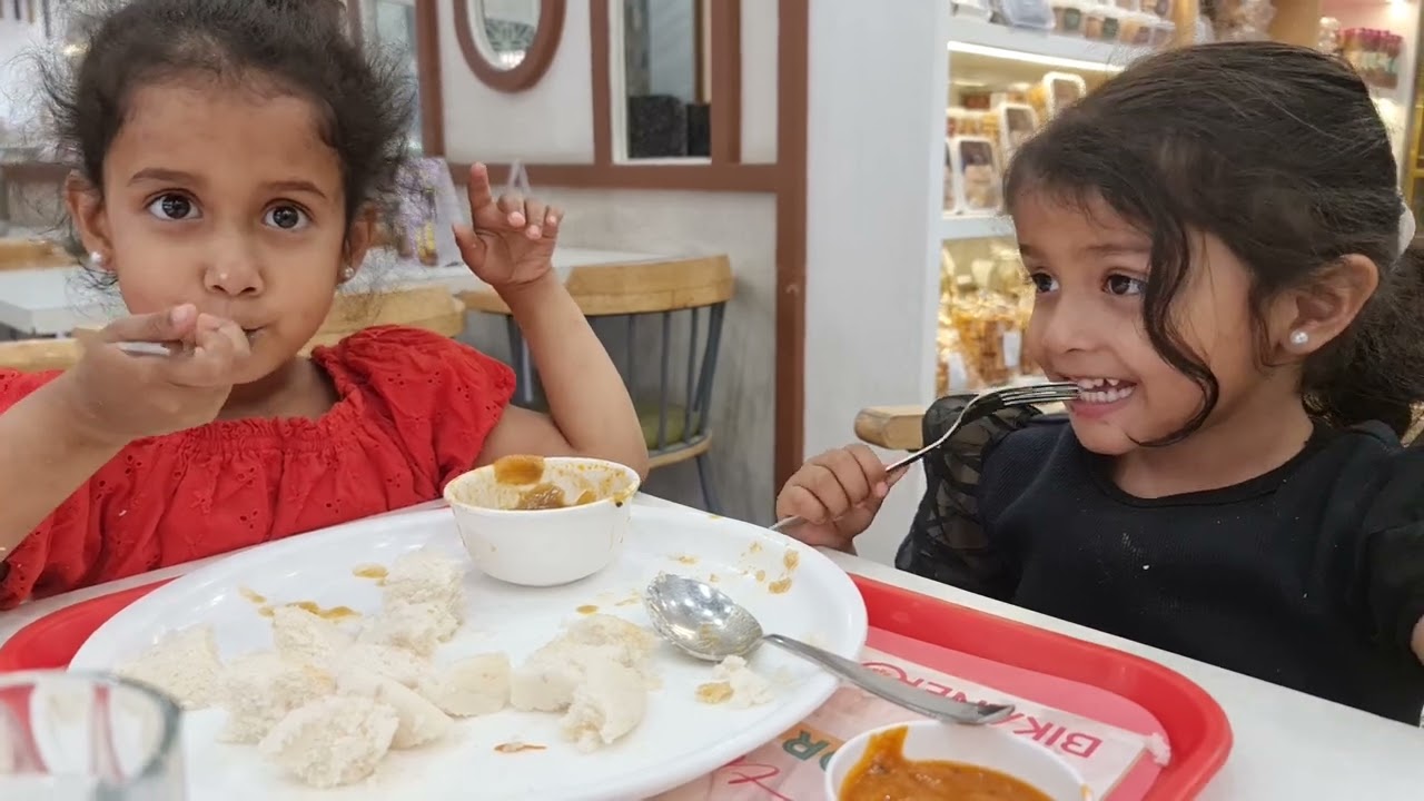 Twin sisters eat idli sambar | south Indian baby food | kids friendly food #diadhvani #idlisambar