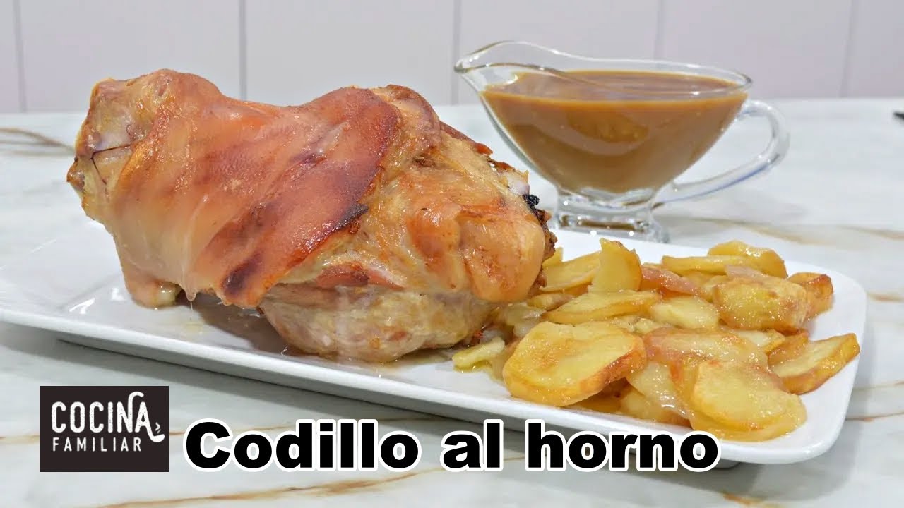 Codillo de cerdo al horno con patatas y salsa española ideal para los menús navideños